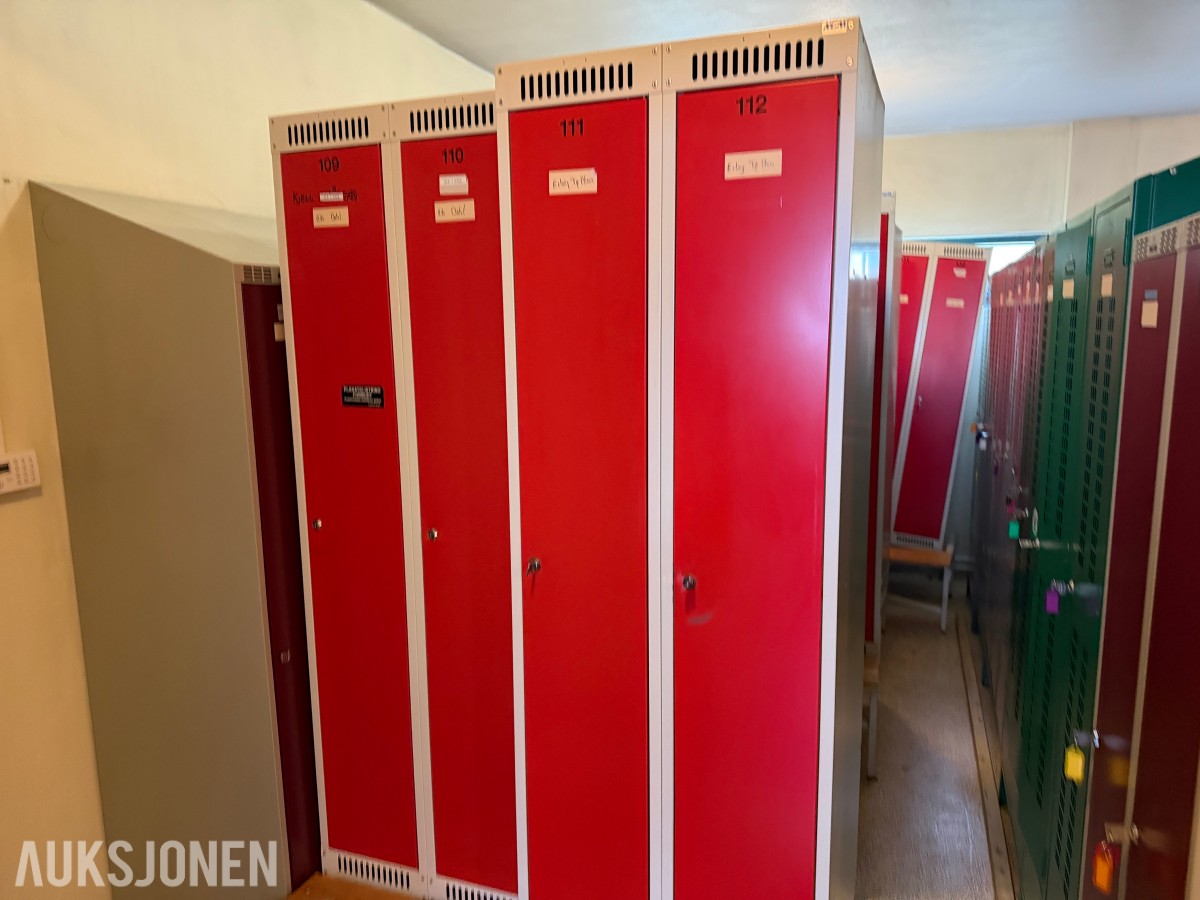 2020 Sort parti Garderobeskap