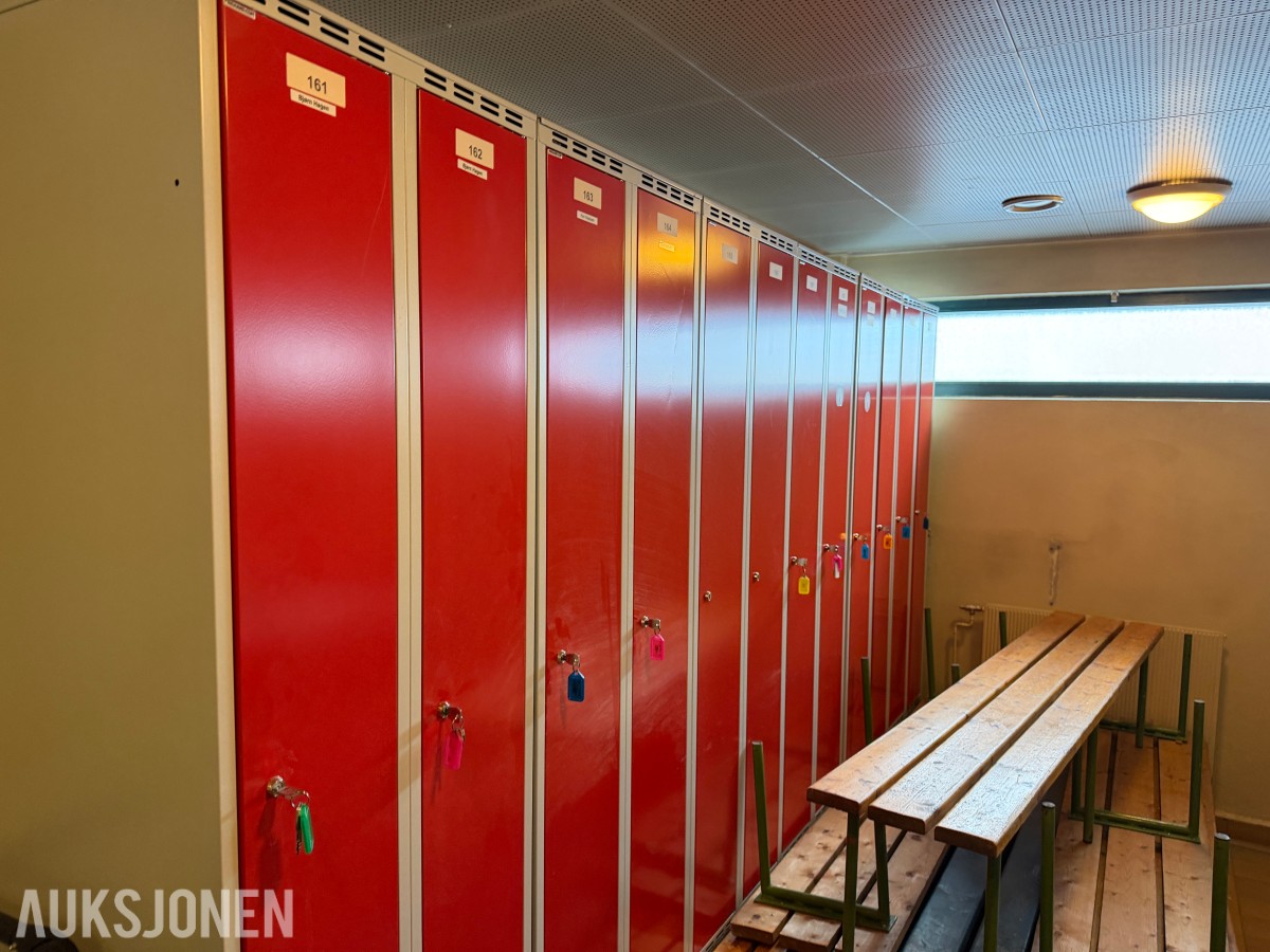 2020 Sort parti Garderobeskap
