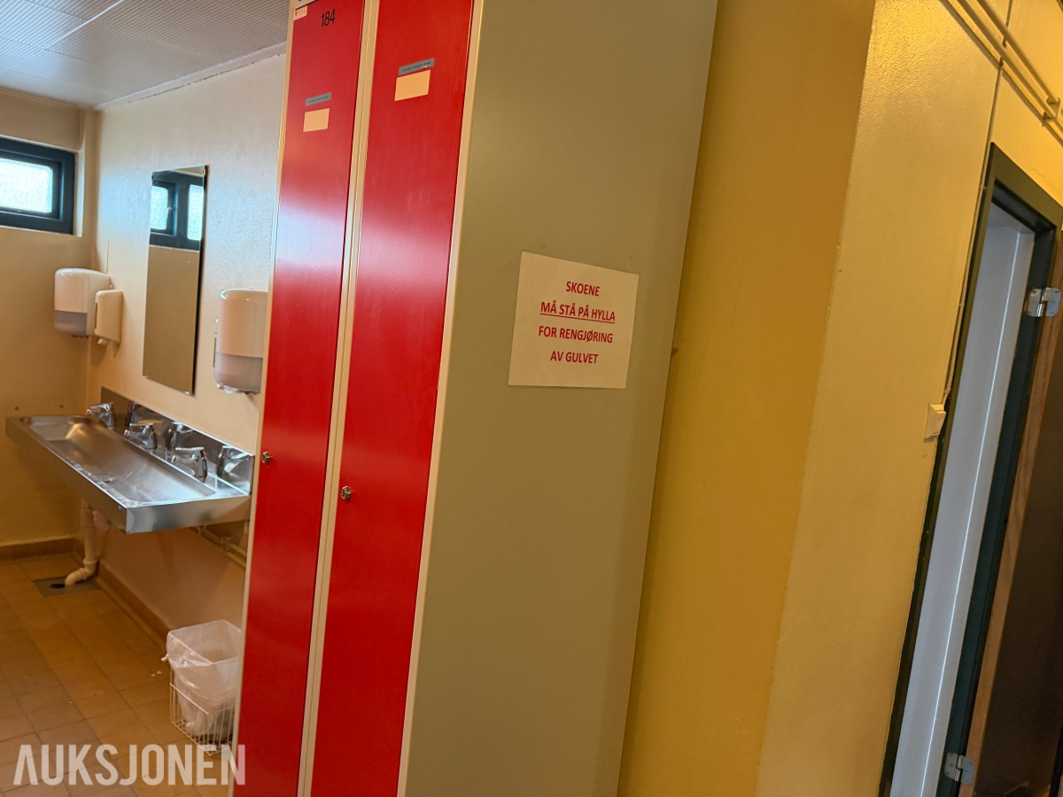 2020 Sort parti Garderobeskap
