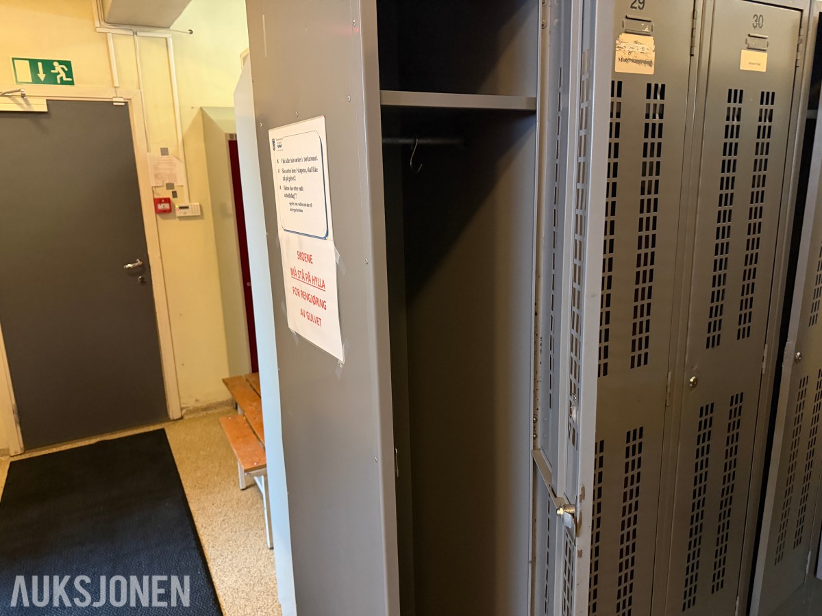 2020 Sort parti Garderobeskap