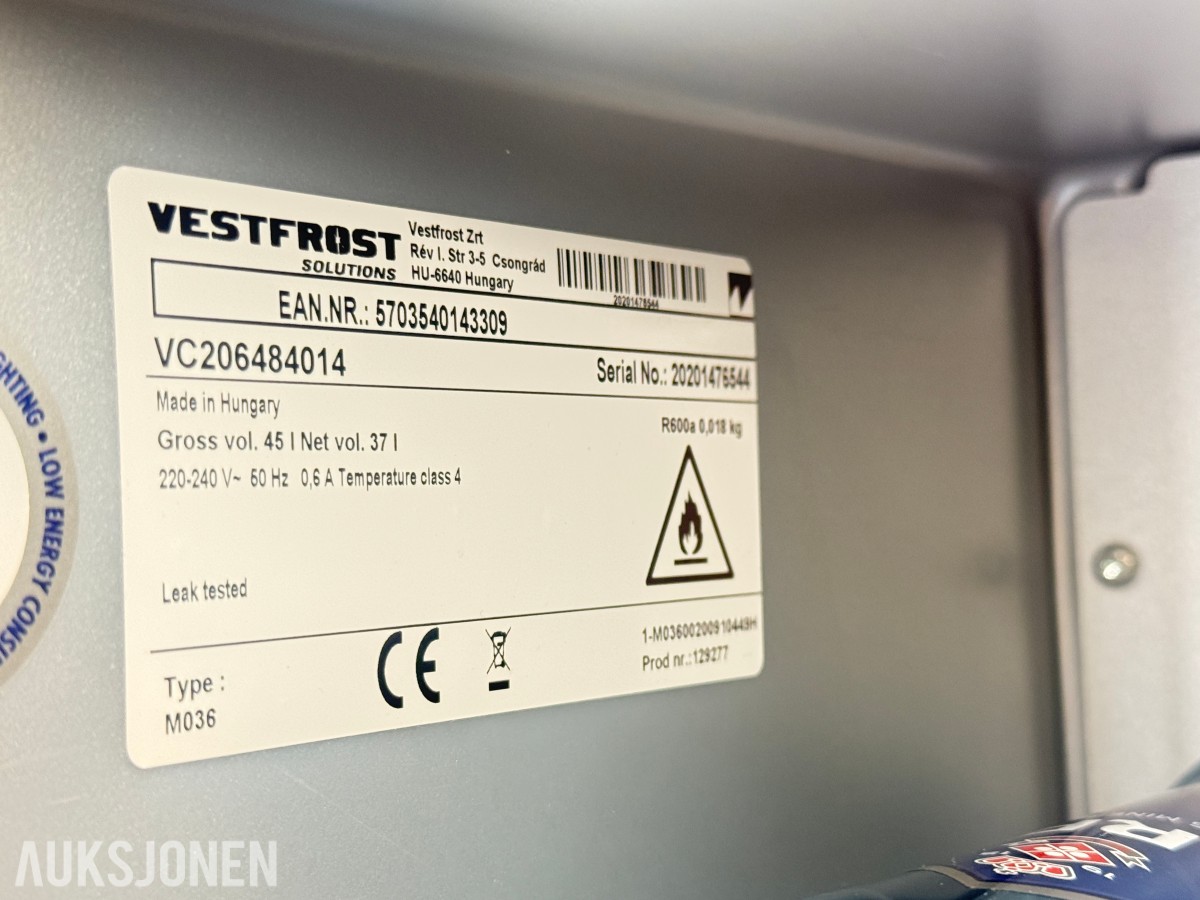Red Bull minikjøleskap med stativ, bord og avfallsbeholder