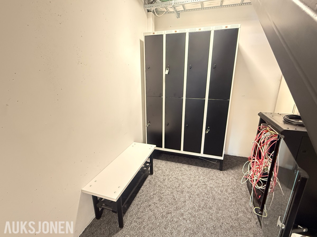 AJ garderobeskap med 8 rom og benk