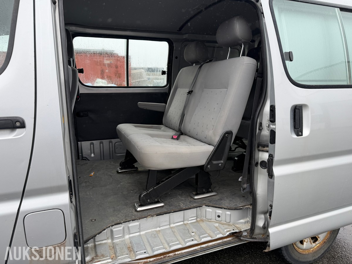 2004 Toyota HIACE 2.5-102 D 4WD