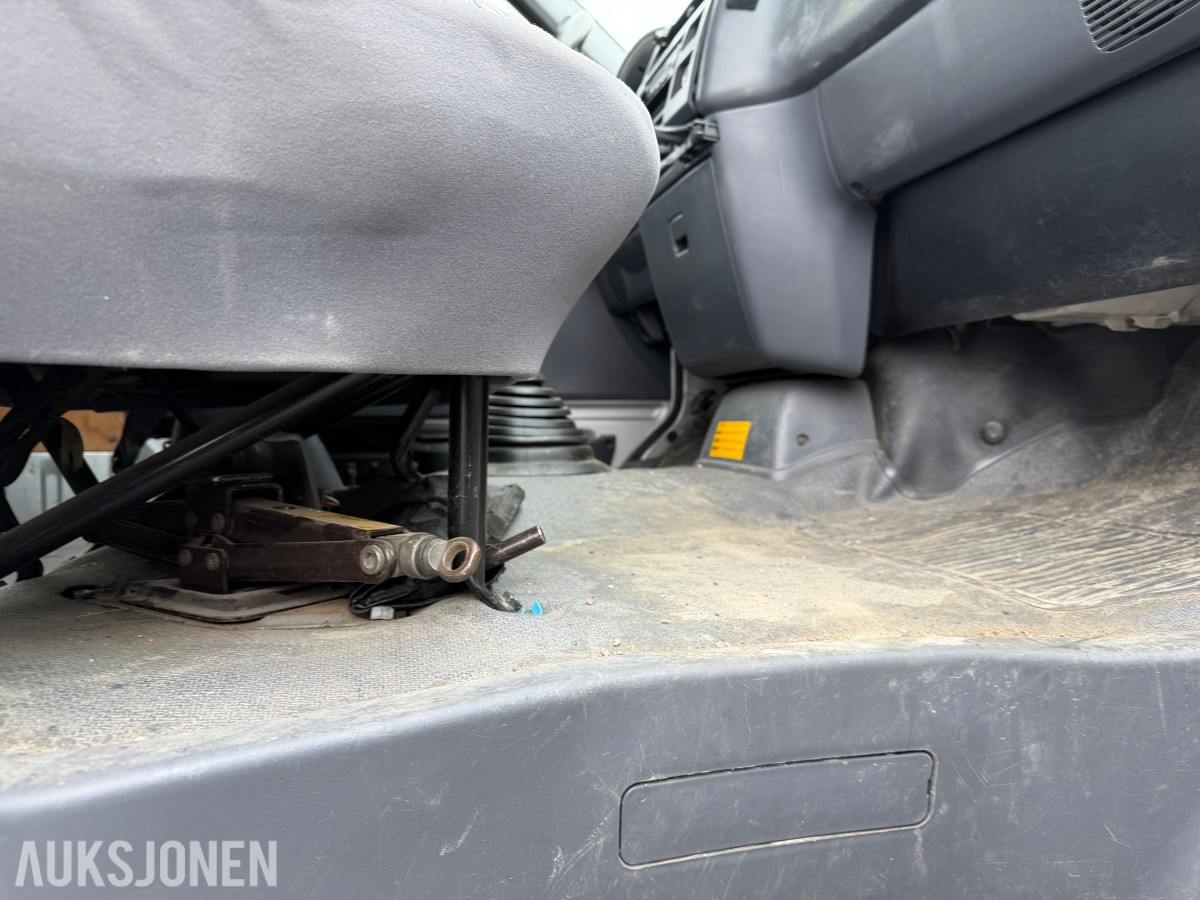 2004 Toyota HIACE 2.5-102 D 4WD