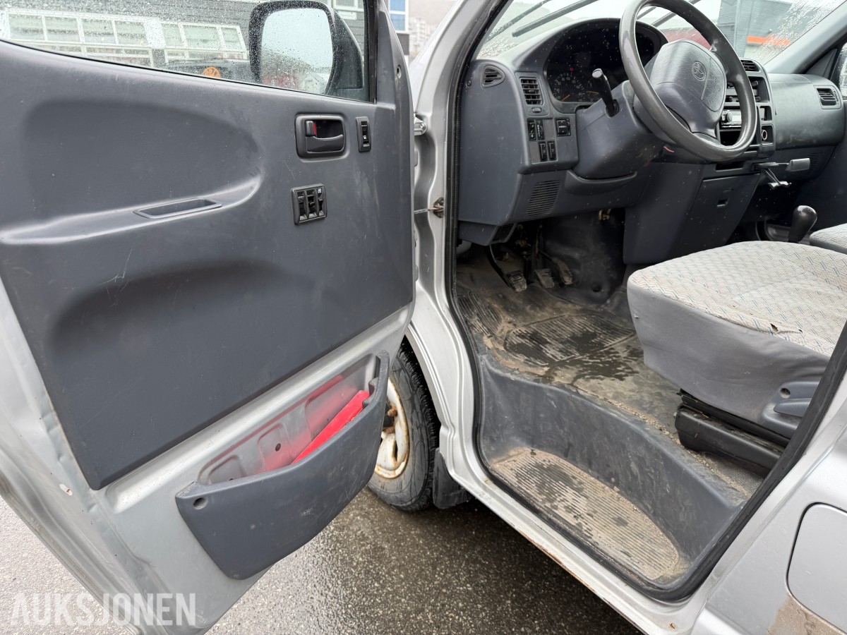 2004 Toyota HIACE 2.5-102 D 4WD