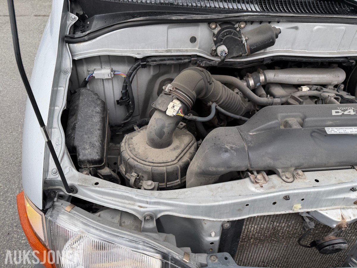 2004 Toyota HIACE 2.5-102 D 4WD