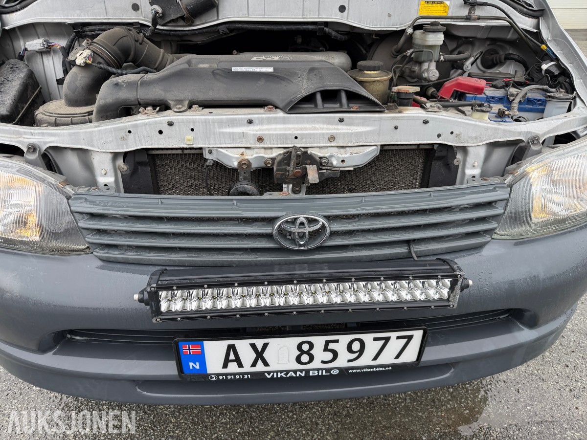 2004 Toyota HIACE 2.5-102 D 4WD