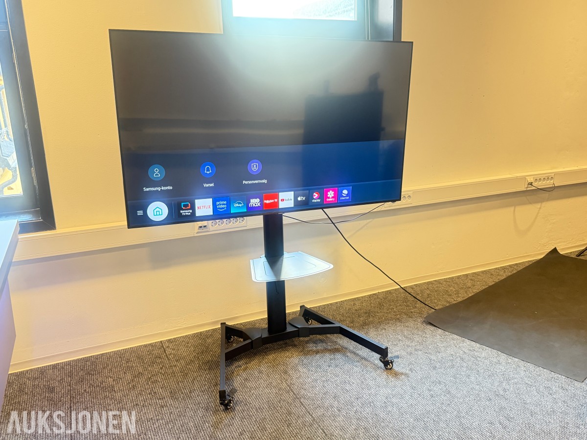 Samsung 65” TV med gulvstativ på hjul og fjernkontroll
