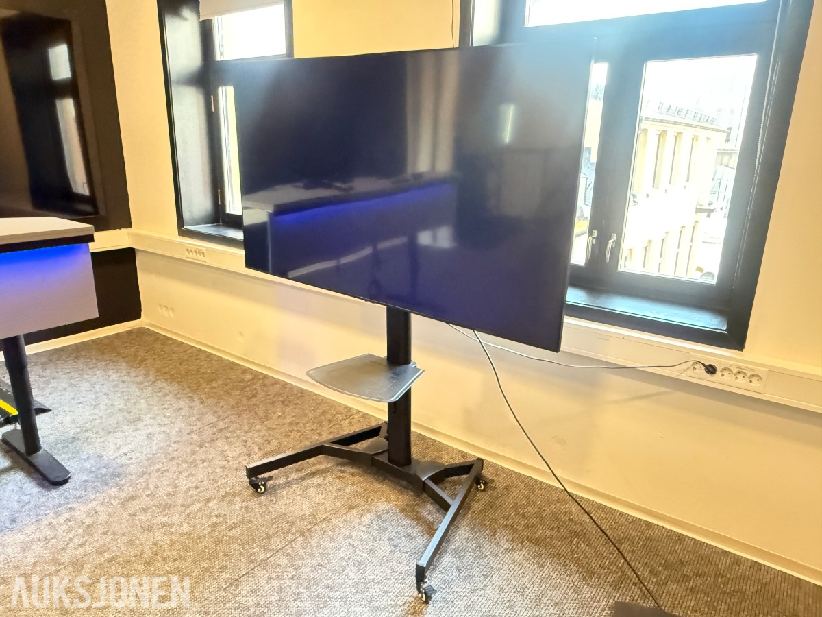 Samsung 65” TV med gulvstativ på hjul og fjernkontroll