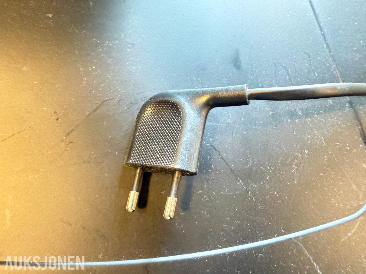 Samsung 65” TV med gulvstativ på hjul og fjernkontroll