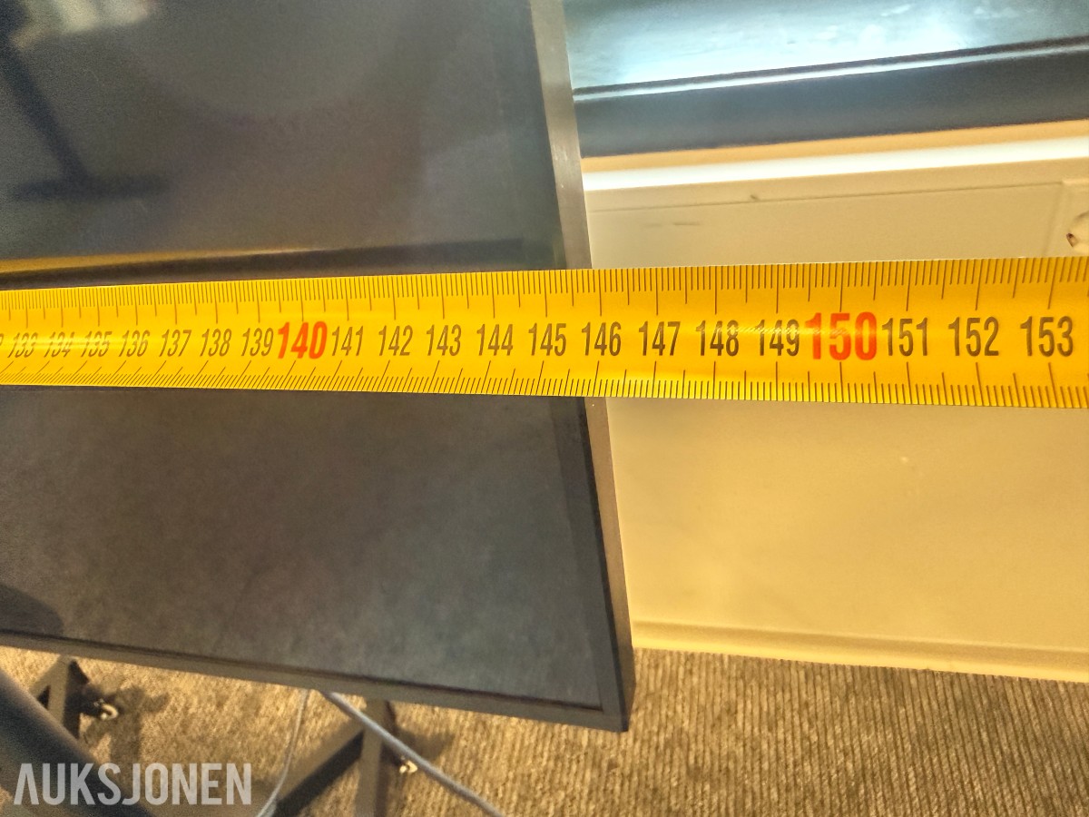 Samsung 65” TV med gulvstativ på hjul og fjernkontroll