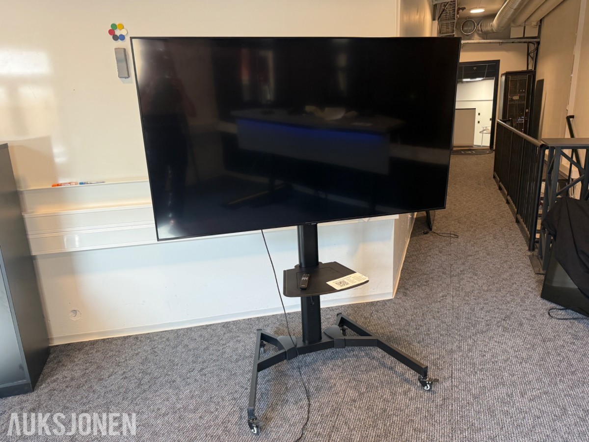 Samsung 65” TV med gulvstativ på hjul og fjernkontroll
