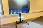 Samsung 65” TV med gulvstativ på hjul og fjernkontroll