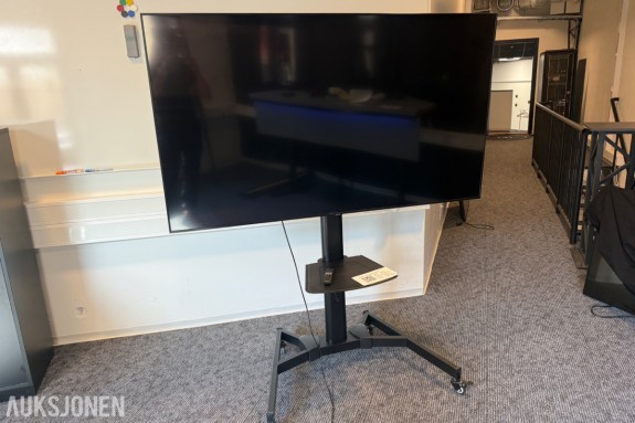 Samsung 65” TV med gulvstativ på hjul og fjernkontroll