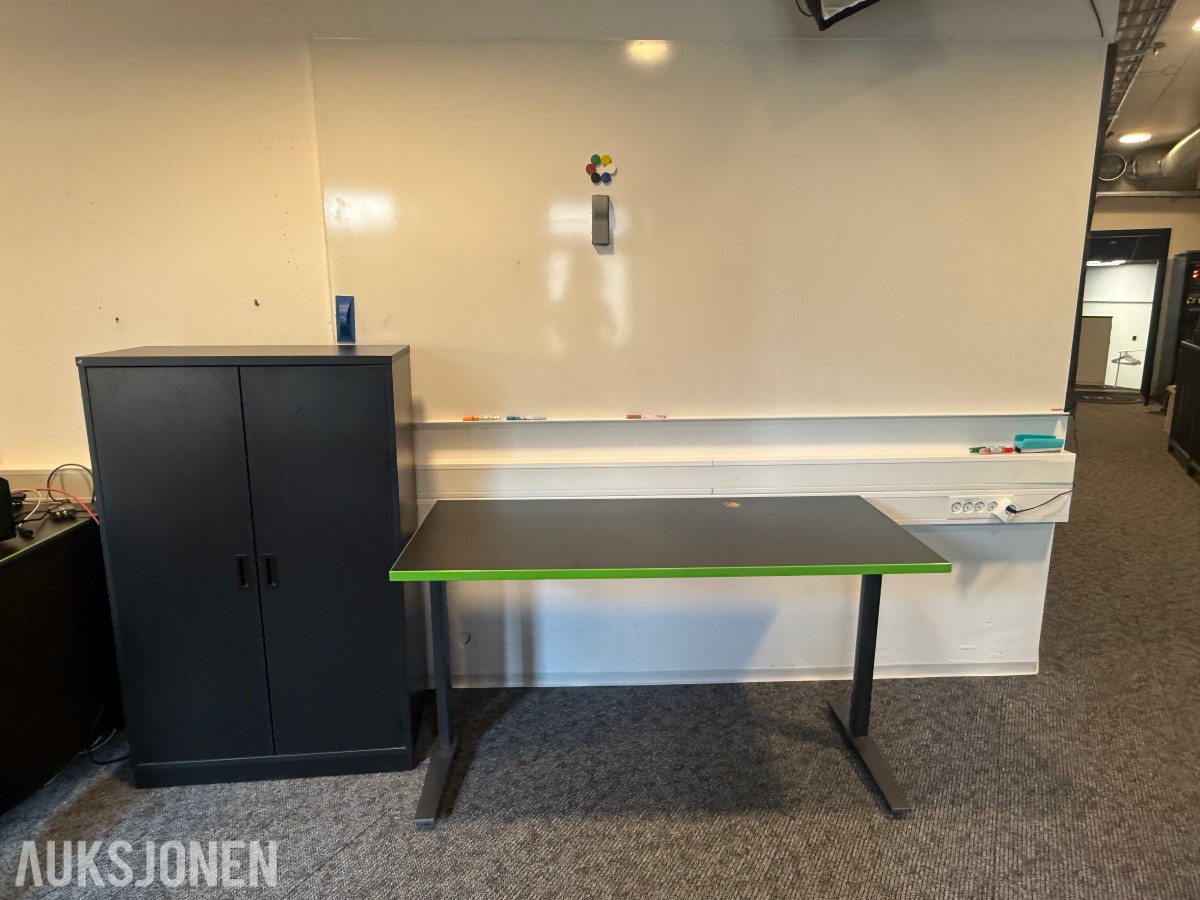 Kontormøbler skrivebord, skap og whiteboard