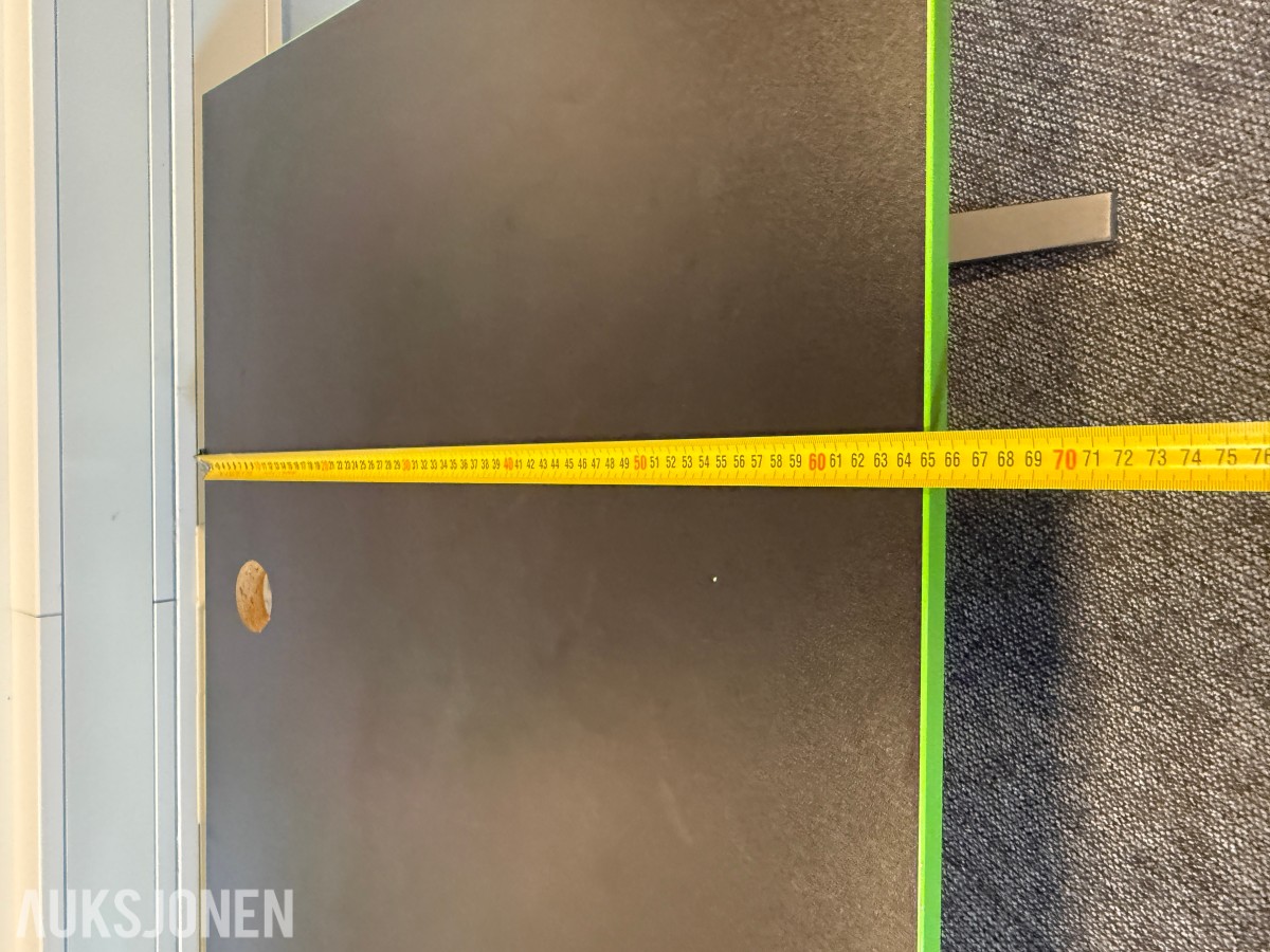 Kontormøbler skrivebord, skap og whiteboard
