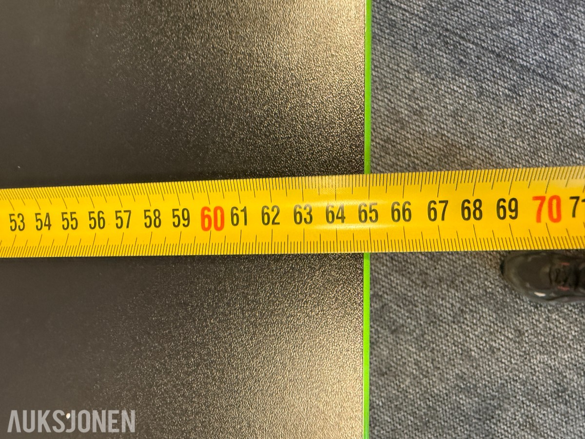 Kontormøbler skrivebord, skap og whiteboard
