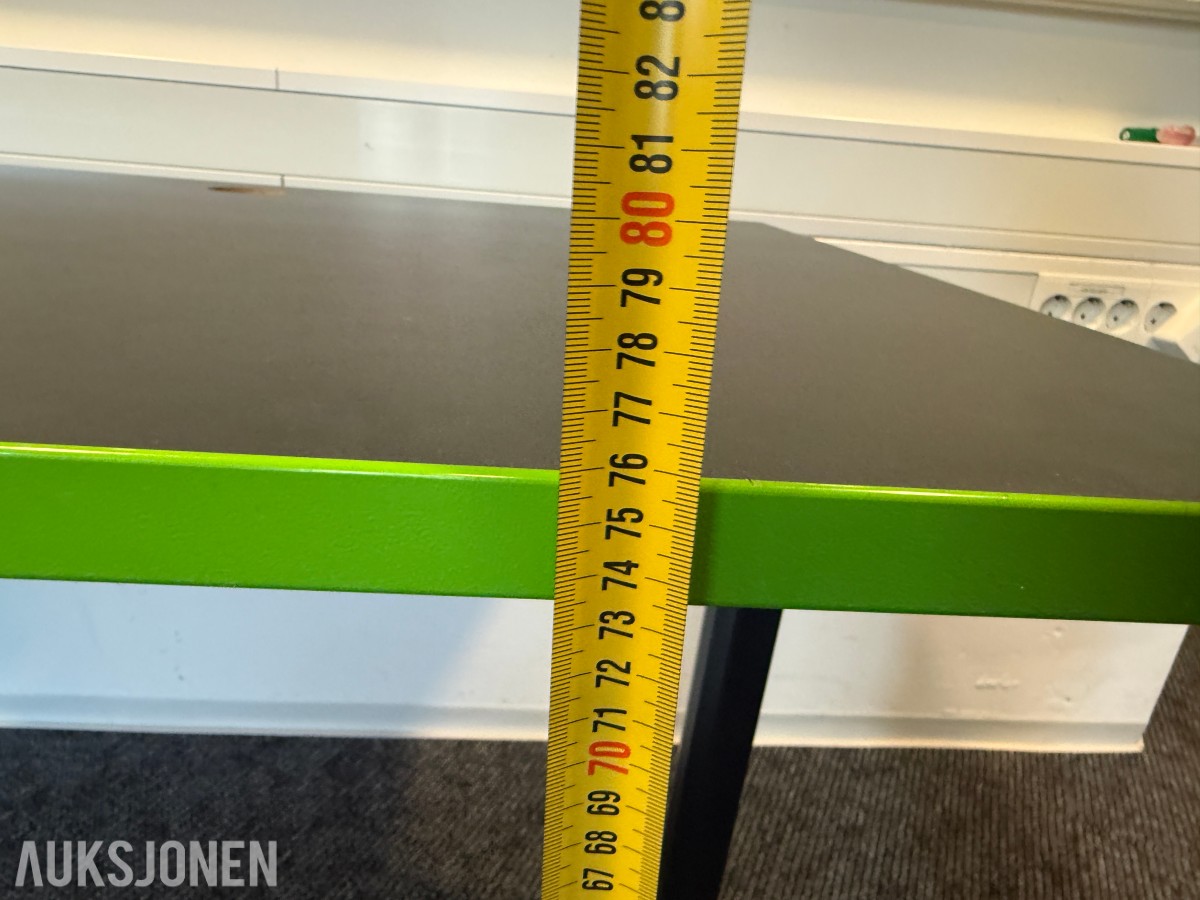 Kontormøbler skrivebord, skap og whiteboard