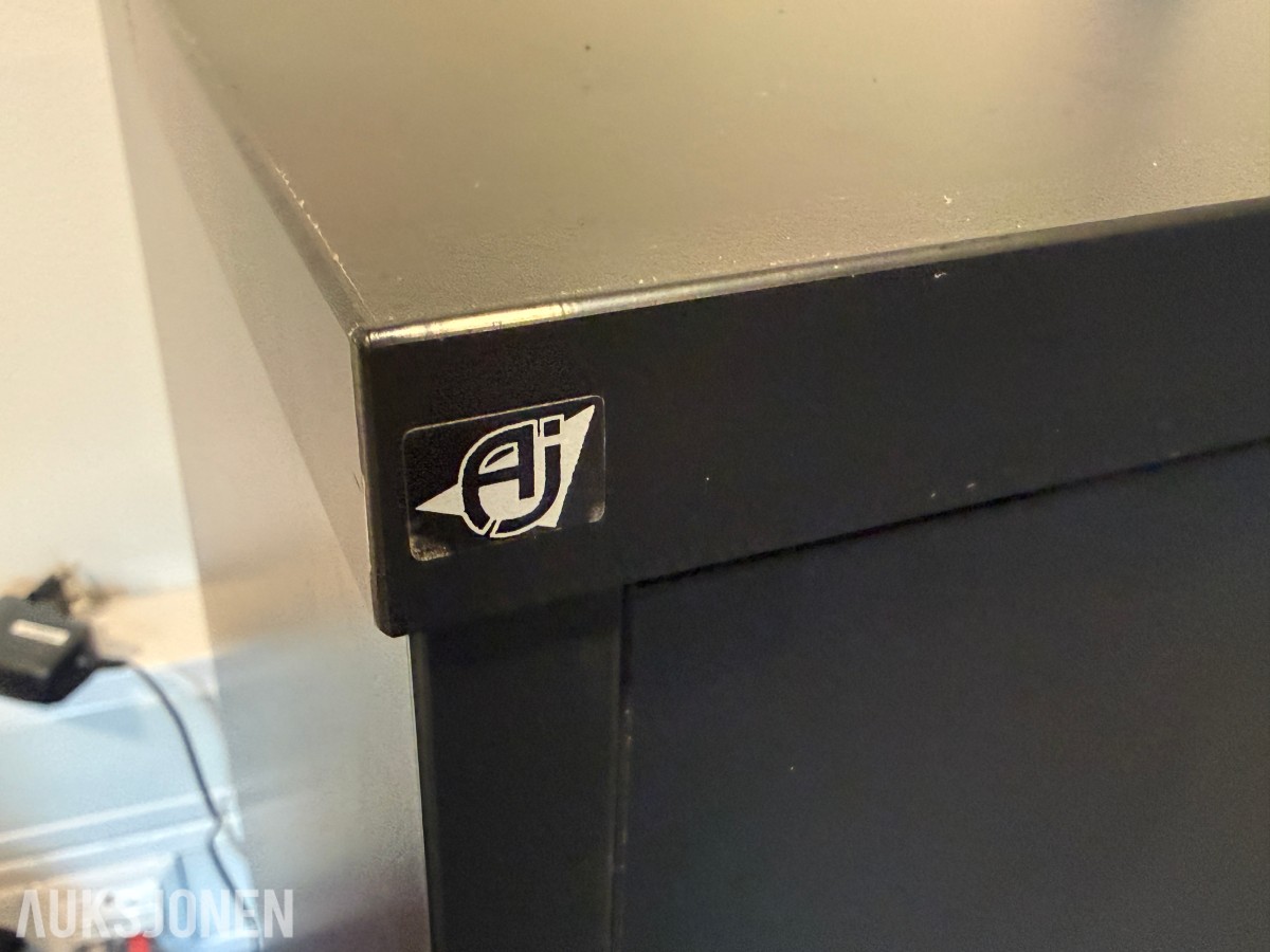 Kontormøbler skrivebord, skap og whiteboard