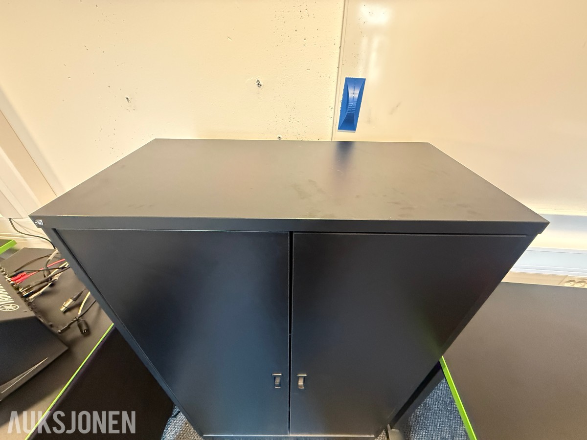 Kontormøbler skrivebord, skap og whiteboard