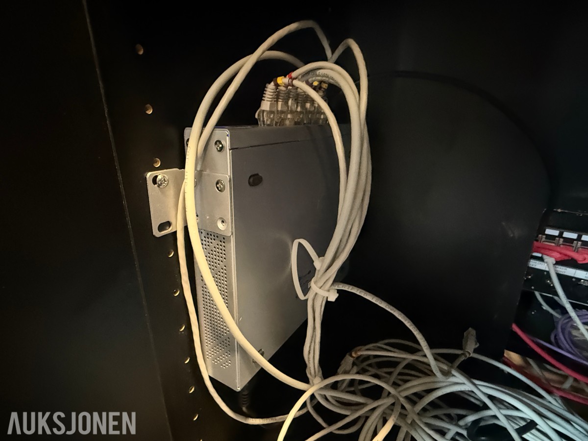 Kontormøbler skrivebord, skap og whiteboard