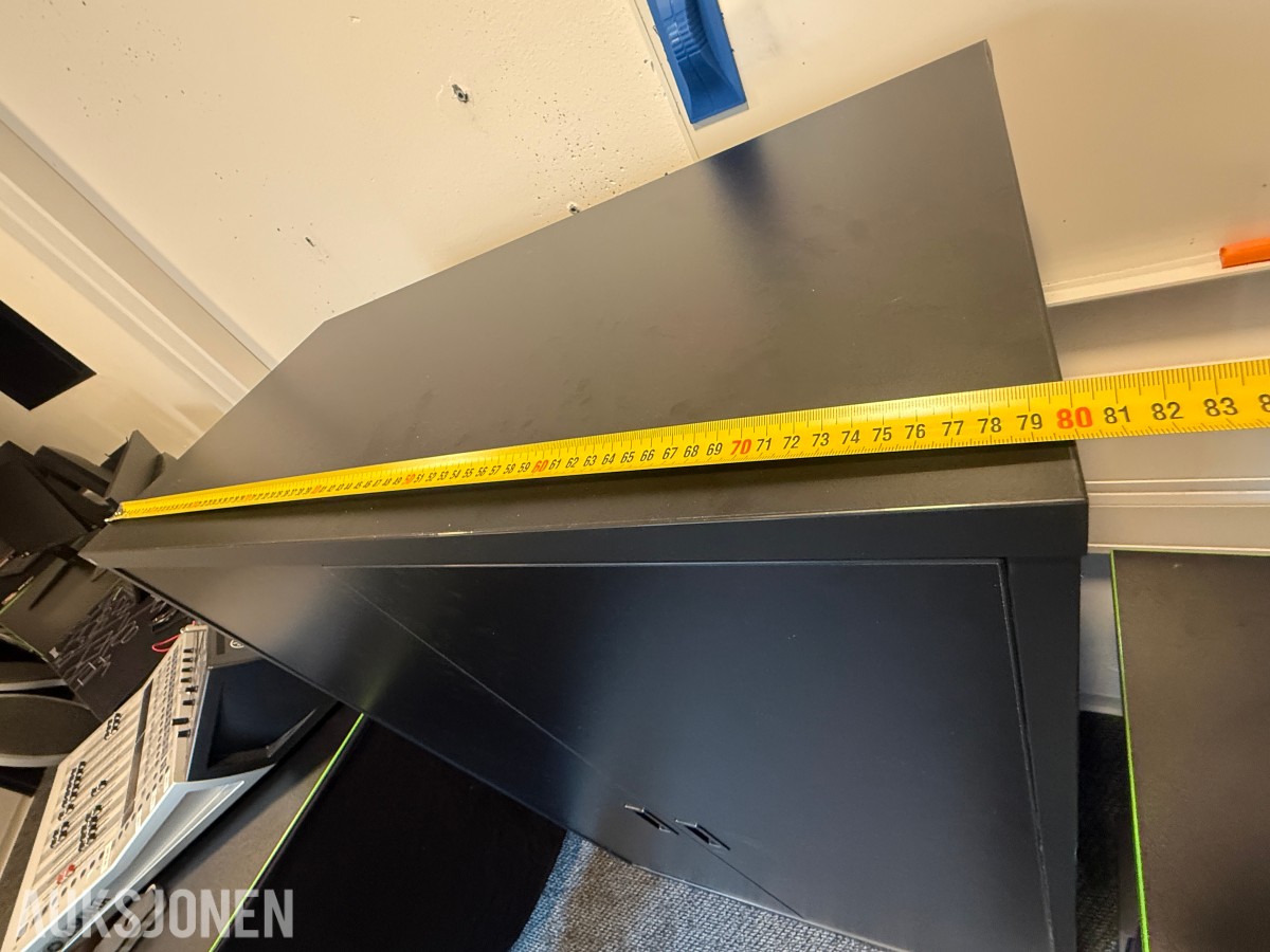 Kontormøbler skrivebord, skap og whiteboard