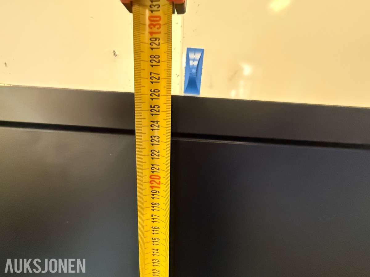 Kontormøbler skrivebord, skap og whiteboard