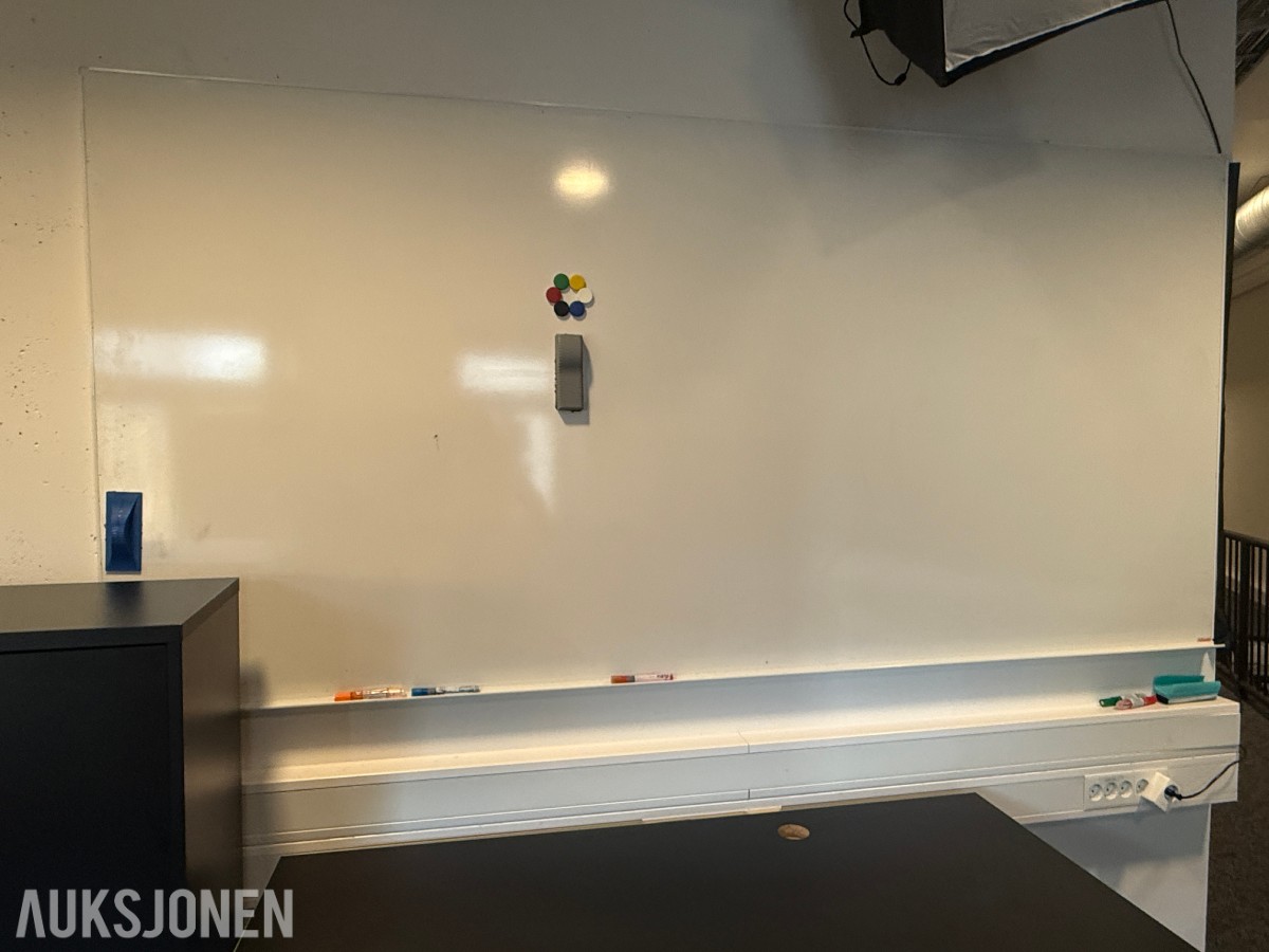 Kontormøbler skrivebord, skap og whiteboard