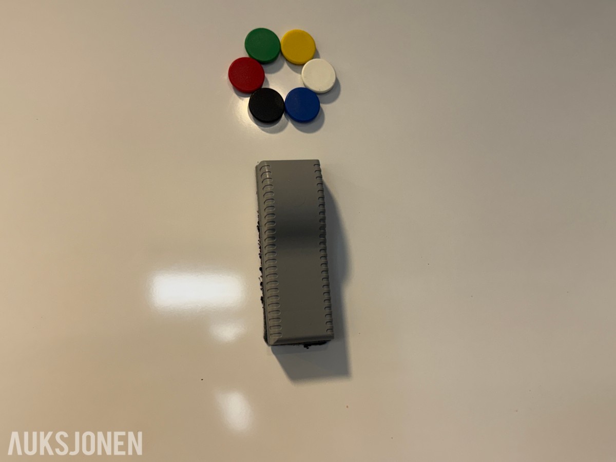 Kontormøbler skrivebord, skap og whiteboard