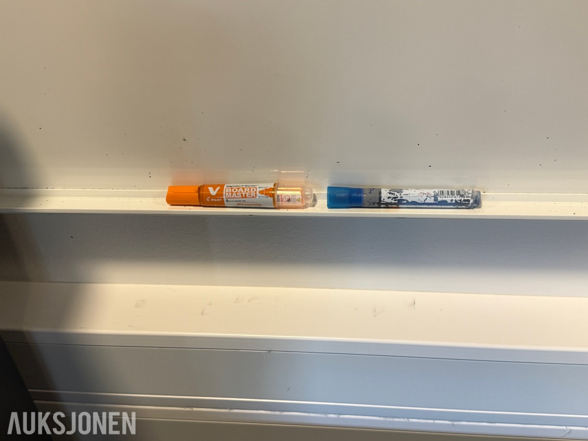 Kontormøbler skrivebord, skap og whiteboard