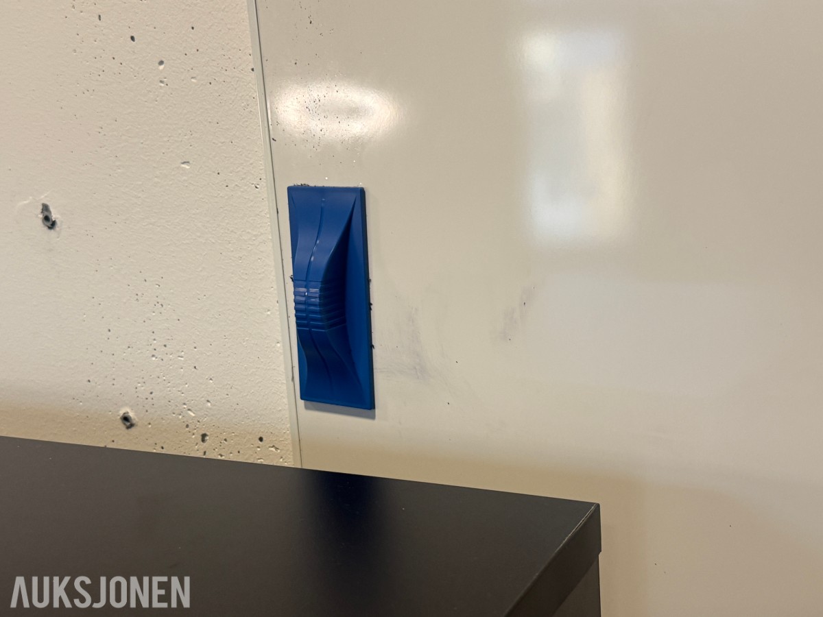 Kontormøbler skrivebord, skap og whiteboard