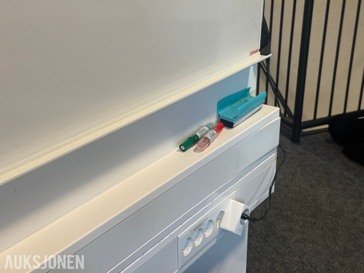 Kontormøbler skrivebord, skap og whiteboard