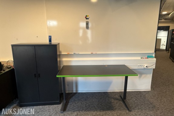 Kontormøbler skrivebord, skap og whiteboard