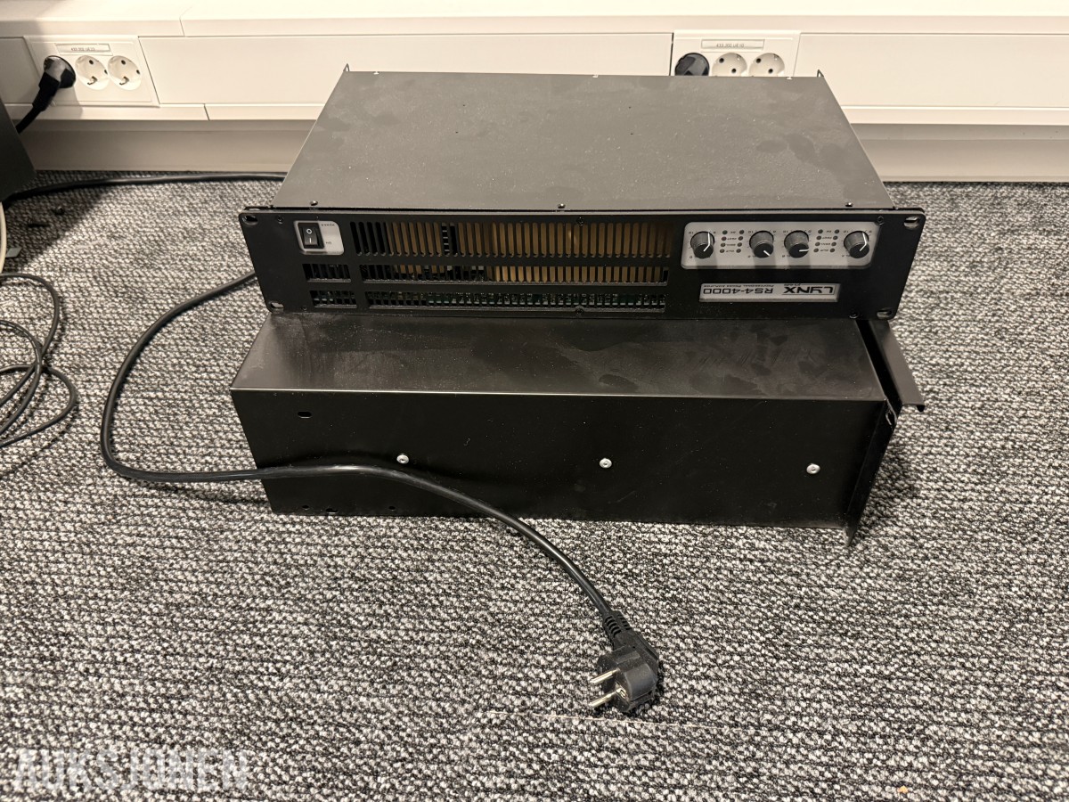 Lynx Pro Audio RS4-4000 4-kanals effektforsterker + rackskuff