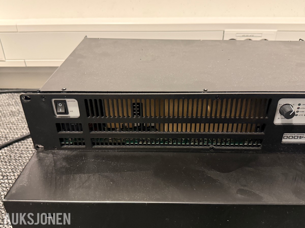 Lynx Pro Audio RS4-4000 4-kanals effektforsterker + rackskuff