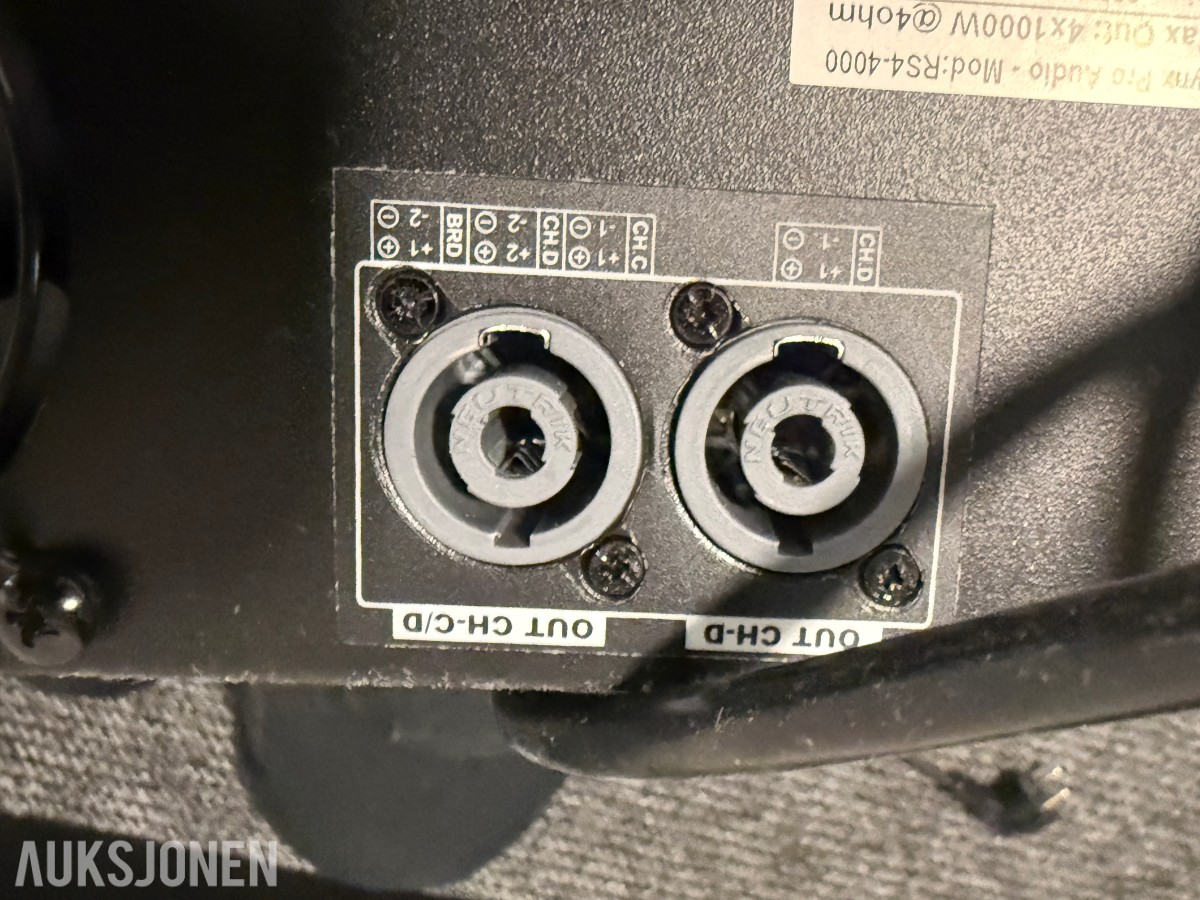 Lynx Pro Audio RS4-4000 4-kanals effektforsterker + rackskuff