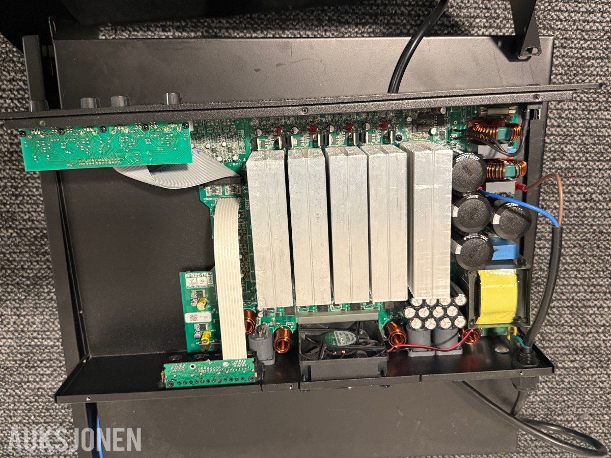 Lynx Pro Audio RS4-4000 4-kanals effektforsterker + rackskuff