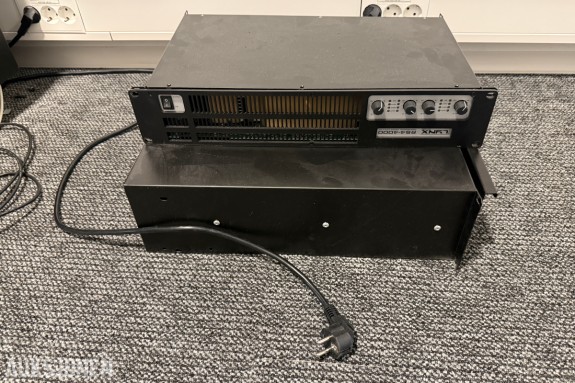 Lynx Pro Audio RS4-4000 4-kanals effektforsterker + rackskuff