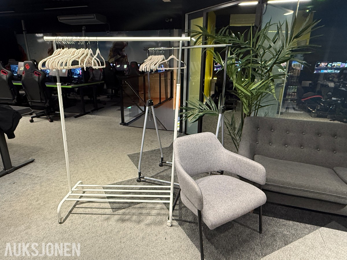 Sofagruppe med 3-seter og 2 lenestoler + klesstativ + planter