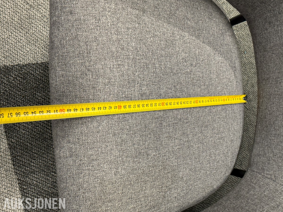 Sofagruppe med 3-seter og 2 lenestoler + klesstativ + planter