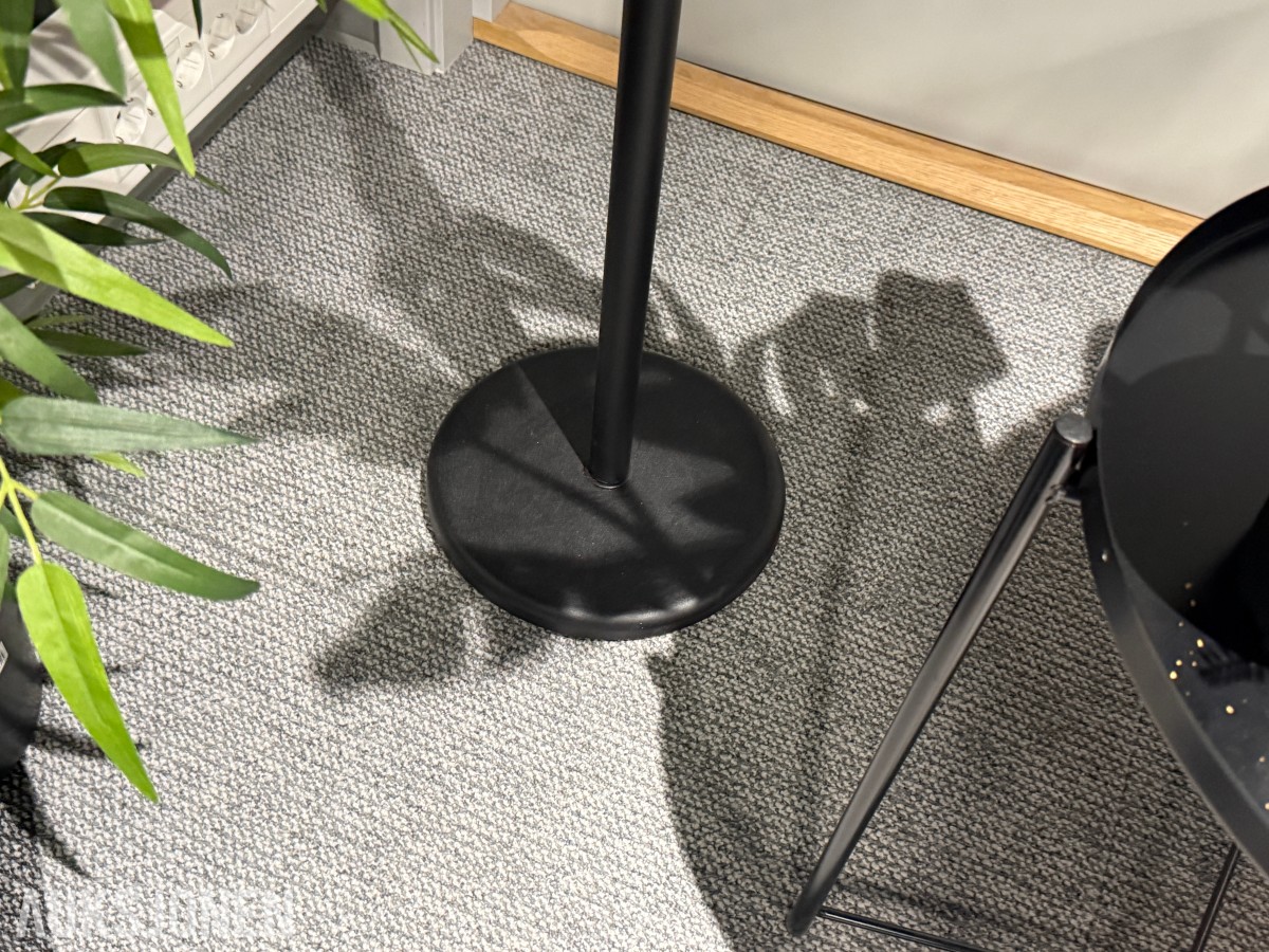 Sofagruppe med 3-seter og 2 lenestoler + klesstativ + planter