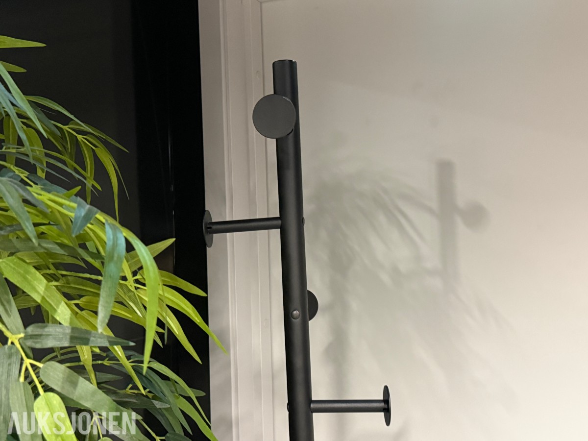 Sofagruppe med 3-seter og 2 lenestoler + klesstativ + planter