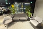 Sofagruppe med 3-seter og 2 lenestoler + klesstativ + planter
