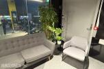 Sofagruppe med 3-seter og 2 lenestoler + klesstativ + planter