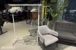Sofagruppe med 3-seter og 2 lenestoler + klesstativ + planter