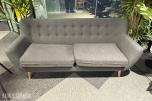 Sofagruppe med 3-seter og 2 lenestoler + klesstativ + planter