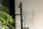 Sofagruppe med 3-seter og 2 lenestoler + klesstativ + planter