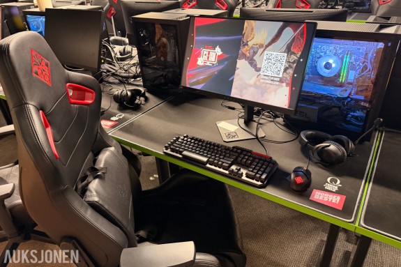 Komplett Gamingrigg – pc, skjerm, gamingstol, bord, tasatur, headset og mus