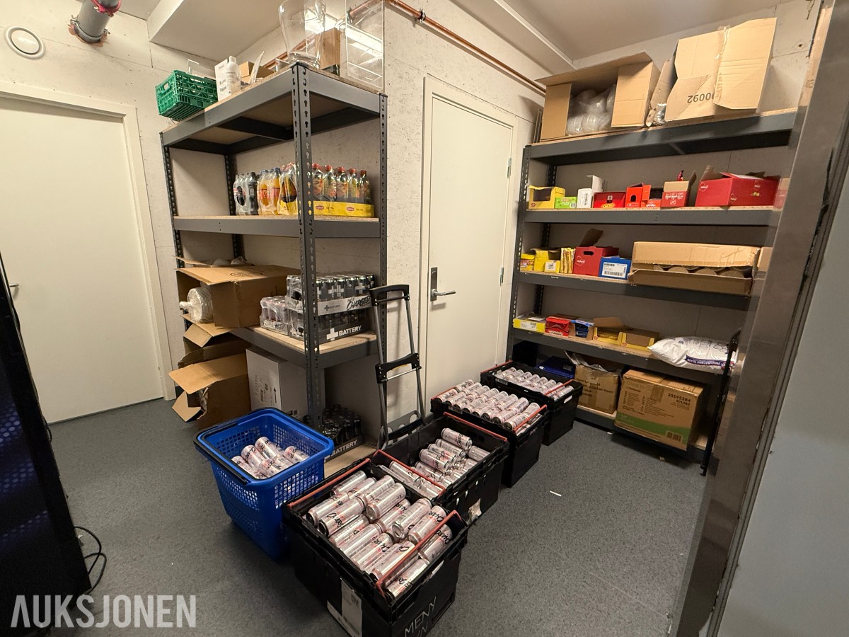 Stort Parti med Battery energidrikk, brus, godteri og engangsartikler