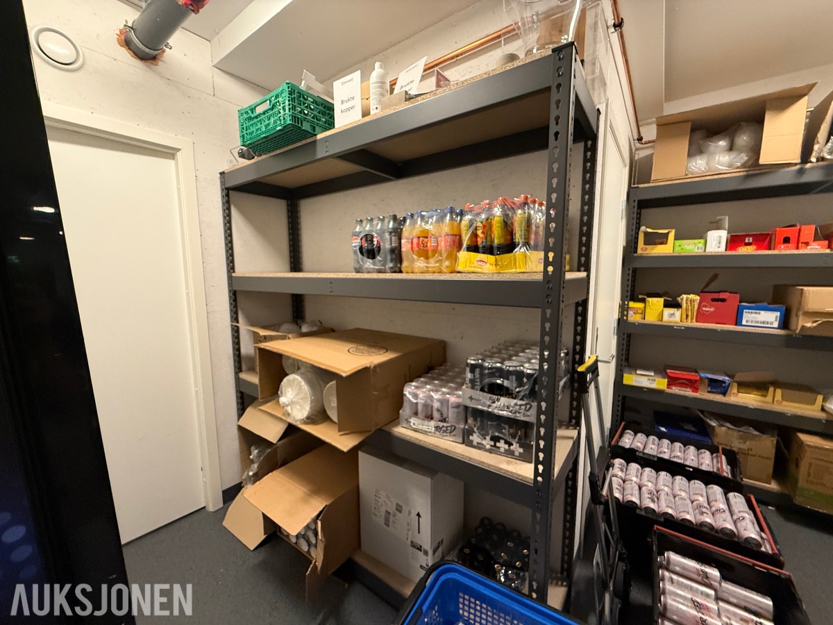 Stort Parti med Battery energidrikk, brus, godteri og engangsartikler
